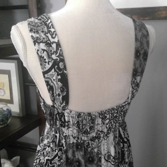 Black and White Maxi Dress - Picture 3 of 10